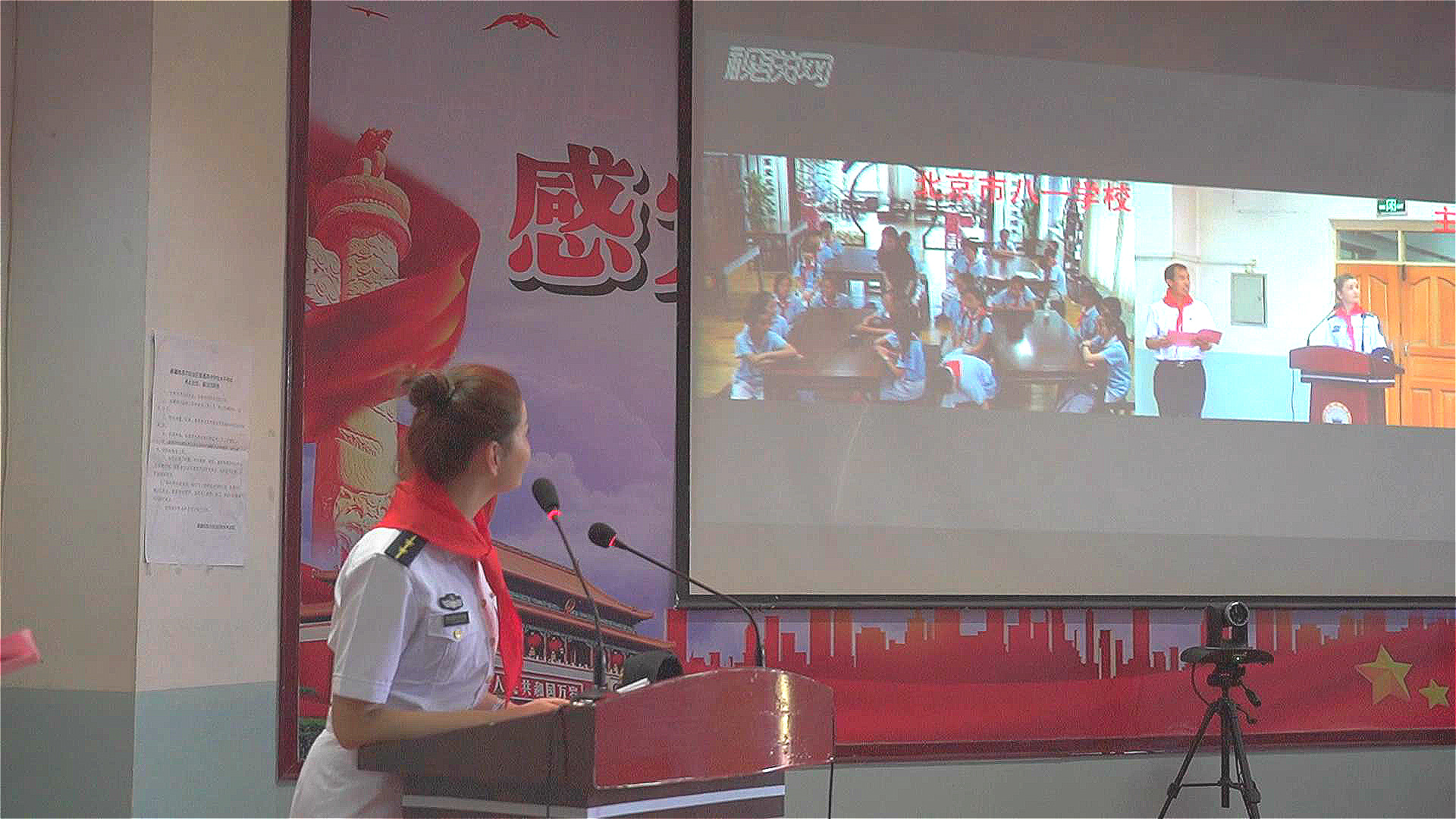 阿依提鲁尼与师生互动2.jpg