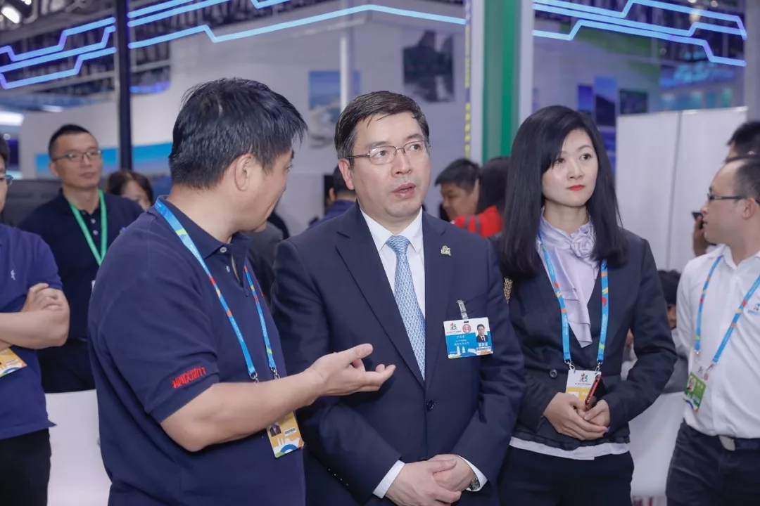 数字中国聚焦互联网监管国办电子政务办卢向东主任视察视联动力展台