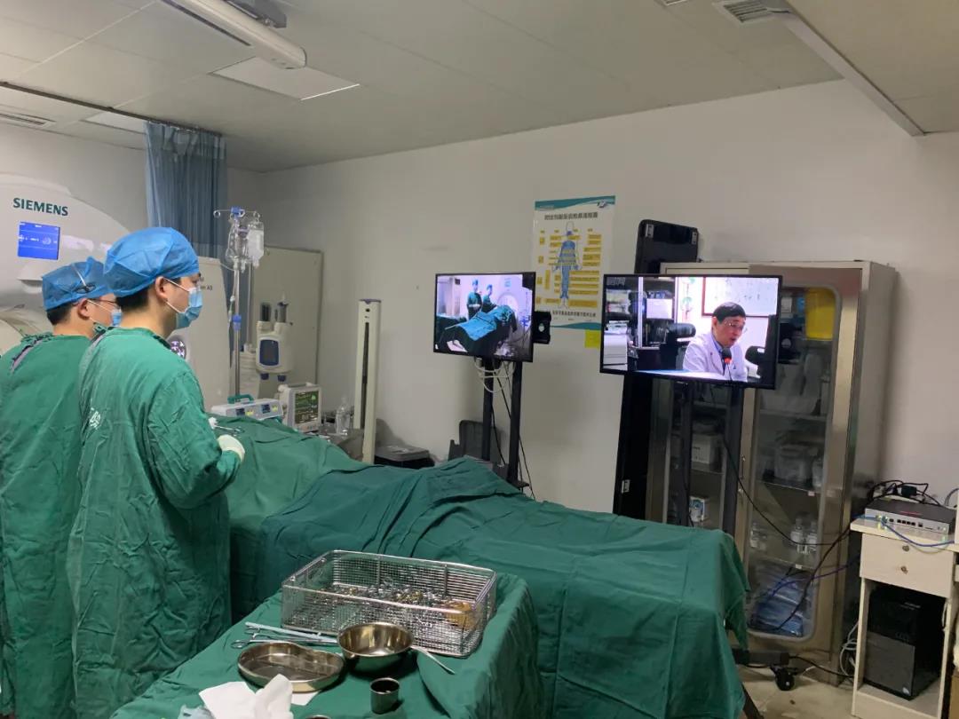 远程手术进行中